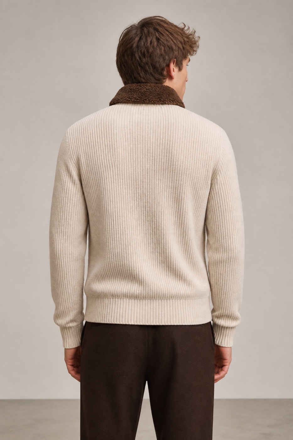 Zip-jakke 01 i beige sett bakfra på modell