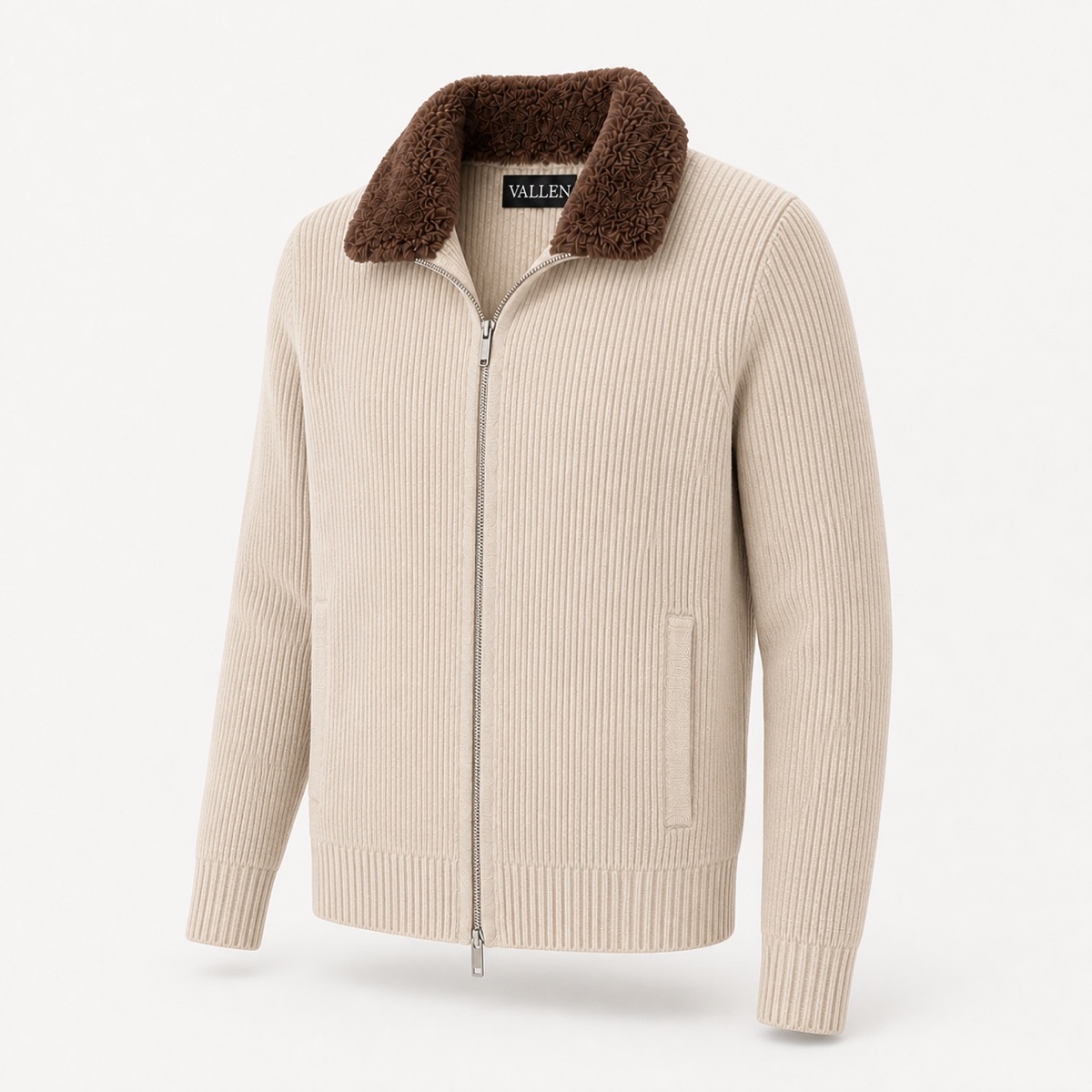 Zip-jakke 01 i beige sett i trekvart vinkel med kragen på